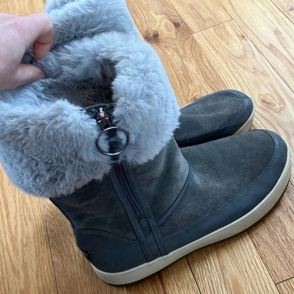 Kookaburra by UGG Cozy Gray Suede Leather Faux Fur-Lined Boots - Picture 3 of 6